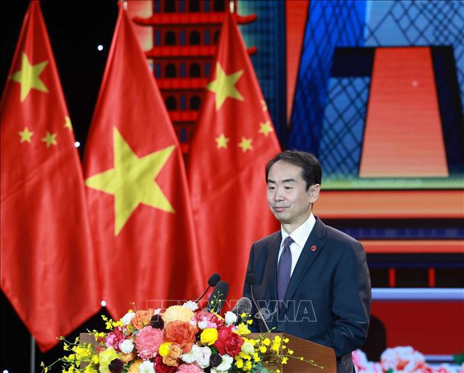 Đại sứ Trung Quốc Hà Vĩ bày tỏ tin tưởng và mong muốn, thế hệ trẻ hai nước là lực lượng tiếp tục đóng vai trò nòng cốt trong việc đưa quan hệ Việt-Trung phát triển tốt đẹp, thực sự hiệu quả, bền vững lâu dài, để cây non hữu nghị Việt-Trung trở thành rừng hữu nghị Việt-Trung tươi tốt - Ảnh: TTXVN