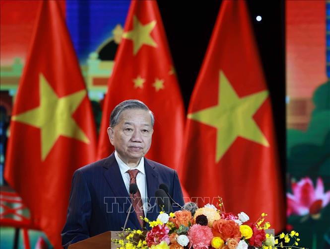 Tổng Bí thư Tô Lâm nhấn mạnh, thế hệ trẻ luôn được lãnh đạo hai Đảng, hai nước đặc biệt quan tâm và kỳ vọng sẽ kế thừa truyền thống hữu nghị, mang đến sức sống mãnh liệt và tương lai tươi sáng cho quan hệ Việt-Trung - Ảnh: TTXVN
