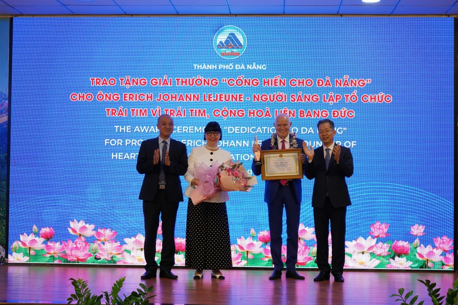 Ông Nguyễn Văn Quảng (bìa phải), Bí thư Thành ủy Đà Nẵng đã trao giải thưởng “Cống hiến cho Đà Nẵng” cho GS Erich Lejeune.