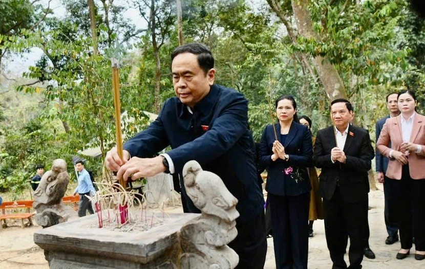 Tại Lán Nà Nưa, Chủ tịch Quốc hội Trần Thanh Mẫn và Đoàn đã thành kính dâng hương tưởng nhớ Chủ tịch Hồ Chí Minh.