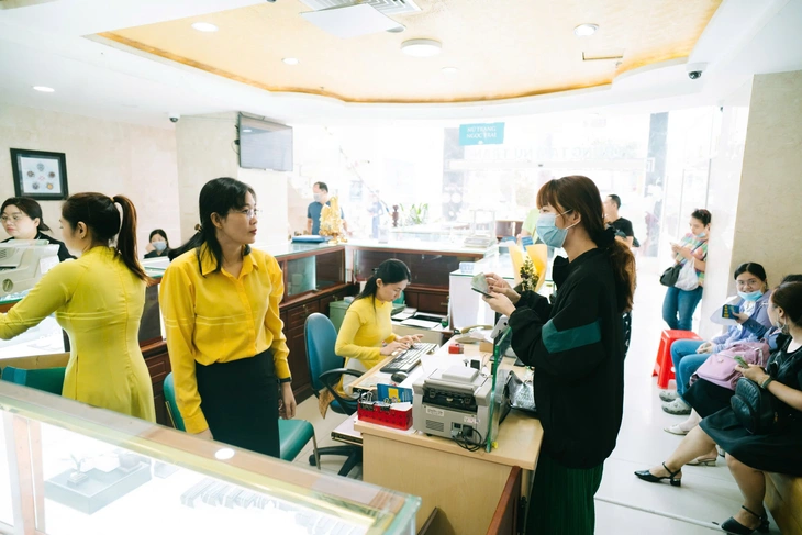Xếp hàng chờ mua khi giá vàng cán mốc 100 triệu đồng/lượng - Ảnh 2.