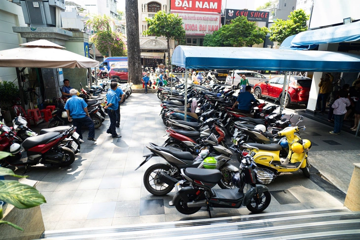 Xếp hàng chờ mua khi giá vàng cán mốc 100 triệu đồng/lượng - Ảnh 6.