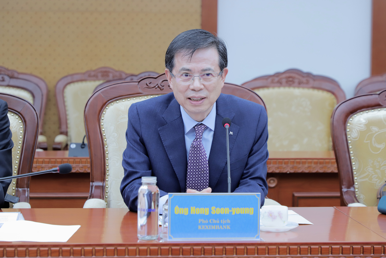 Phó Chủ tịch KEXIM Hong Soon-young phát biểu tại cuộc làm việc.