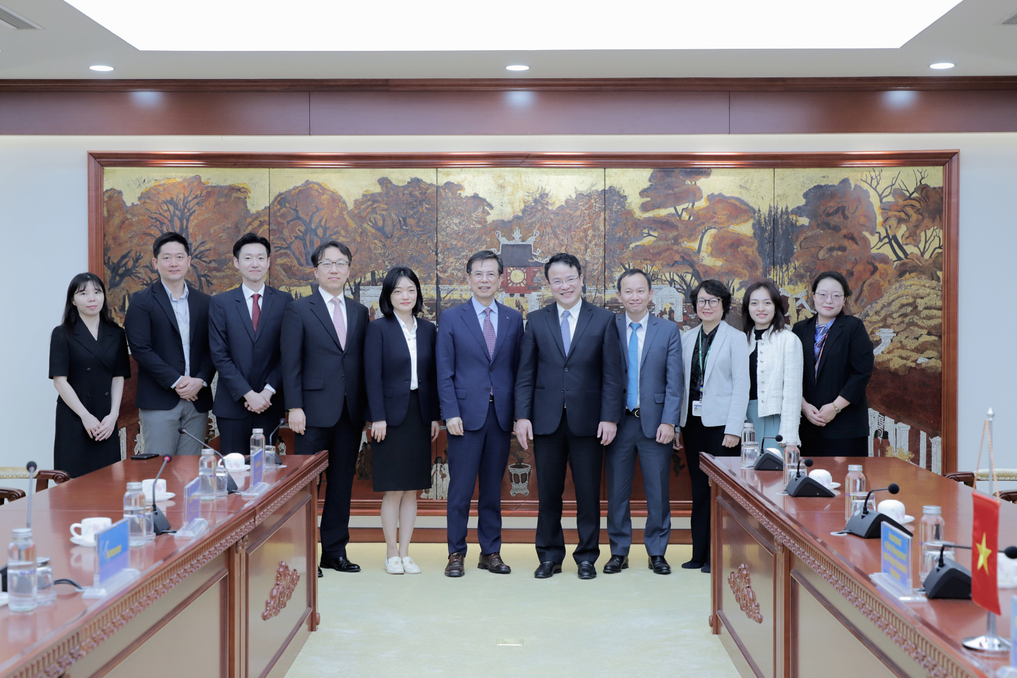 Các đại biểu chụp ảnh lưu niệm tại buổi làm việc.