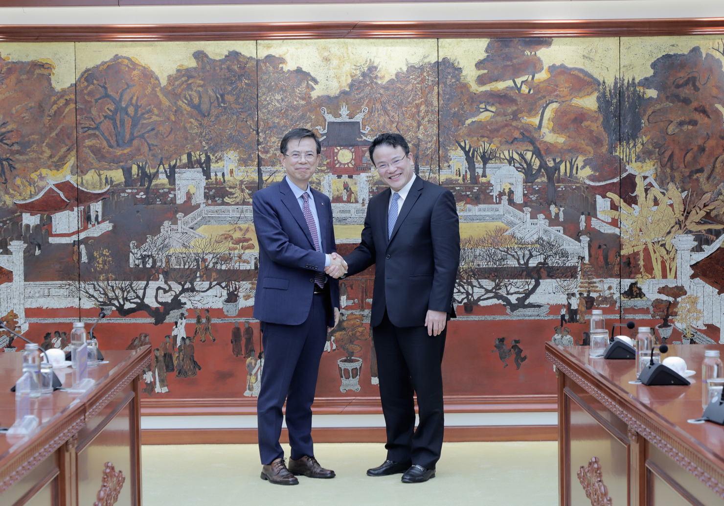 Thứ trưởng Bộ Tài chính Trần Quốc Phương (bên phải) và Phó Chủ tịch KEXIM Hong Soon-young.