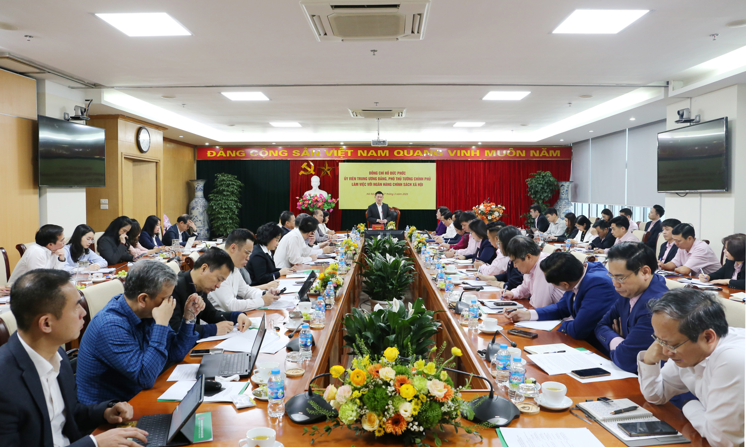 Quang cảnh buổi làm việc.