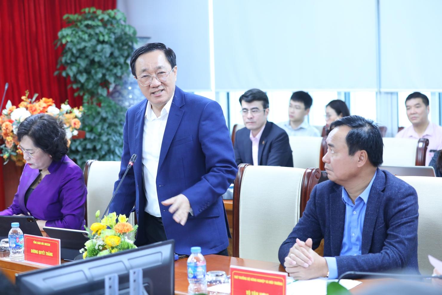 Tổng Giám đốc NHCSXH Dương Quyết Thắng báo cáo kết quả hoạt động của NHCSXH  thời gian qua.