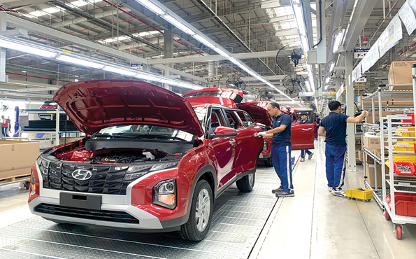 Lắp ráp ô tô tại Nhà máy ô tô Hyundai Thành Công (Khu công nghiệp Gián Khẩu, huyện Gia Viễn)