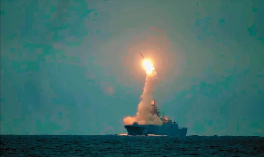 Chiến hạm Nga phóng tên lửa siêu thanh Zircon.