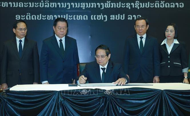 thu-tuong-pham-minh-chinh-vieng-nguyen-chu-tich-dang-nhan-dan-cach-mang-lao-8.jpg
