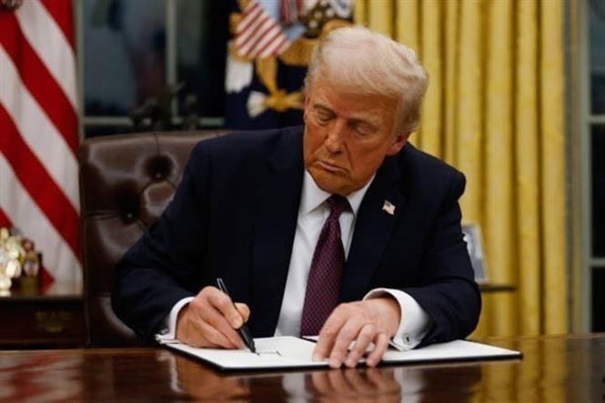 Tổng thống Mỹ Donald Trump ký sắc lệnh tại Nhà Trắng. Ảnh: Getty Images/TTXVN.