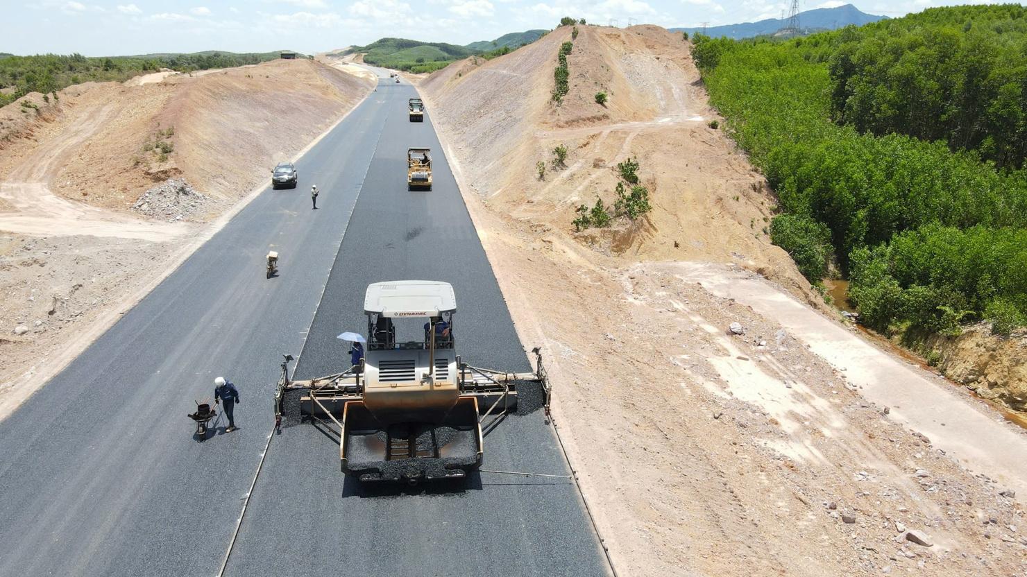 Nhà thầu thảm bê tông nhựa lớp cuối cao tốc Bắc - Nam đoạn Bùng - Vạn Ninh , bảo đảm thông xe, đưa vào khai thác tuyến chính dịp 30/4. Ảnh: Nam Khánh