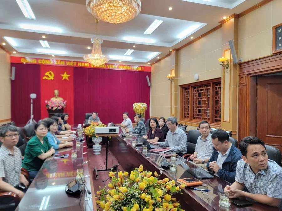 Ông Luyện Hữu Chung chủ trì tại điểm cầu Sở GD&ĐT Yên Bái.