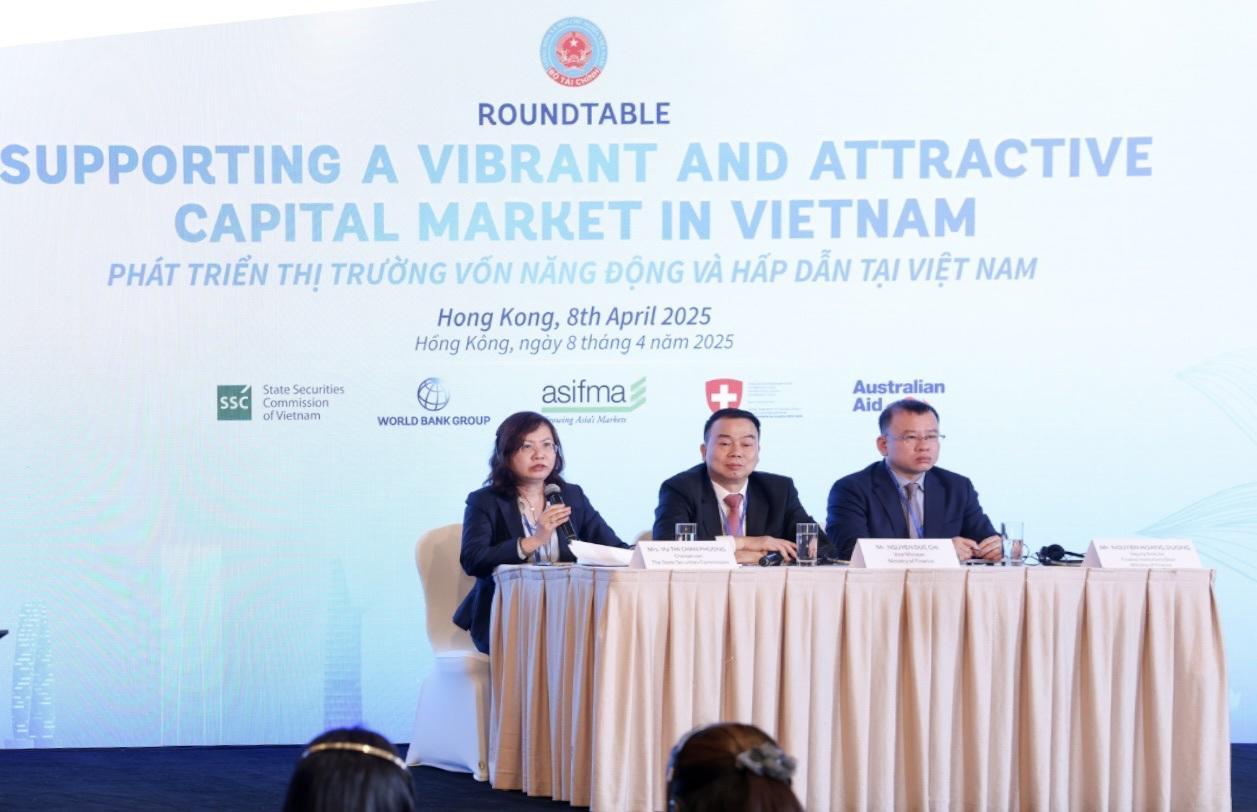 Chủ tịch UBCKNN Vũ Thị Chân Phương (bên trái) trao đổi với các nhà đầu tư tại hội nghị.