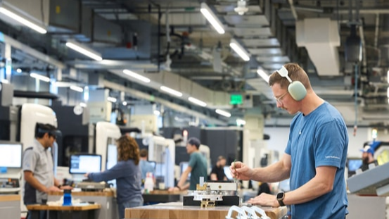 Hoa Kỳ có tiềm lực mạnh để sản xuất hàng hóa “Made in USA” nhưng chuyển đổi quy mô lớn trong thời gian ngắn đặt ra nhiều thách thức. Ảnh: Apple.