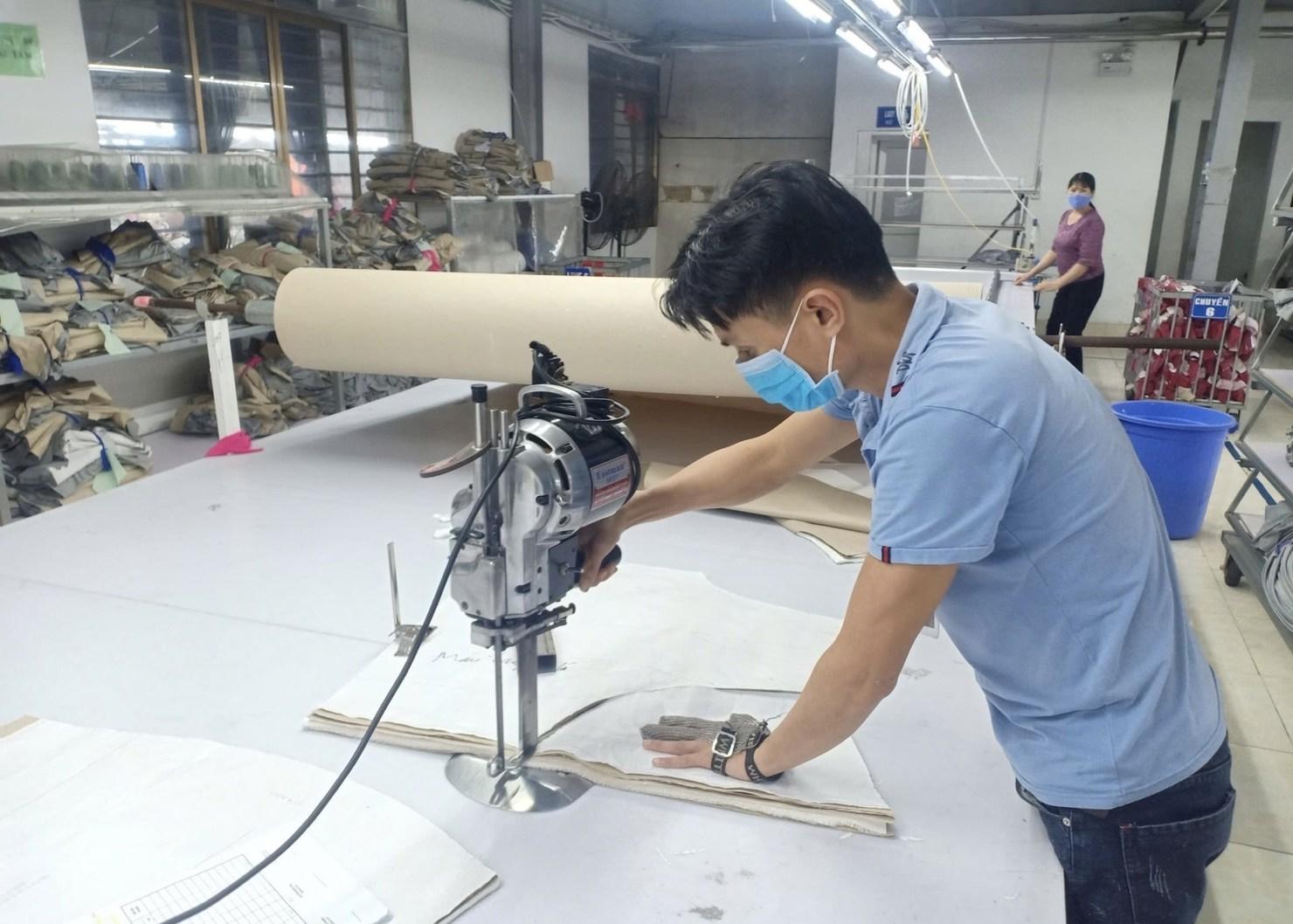 Sản xuất tại Công ty TNHH May TBT