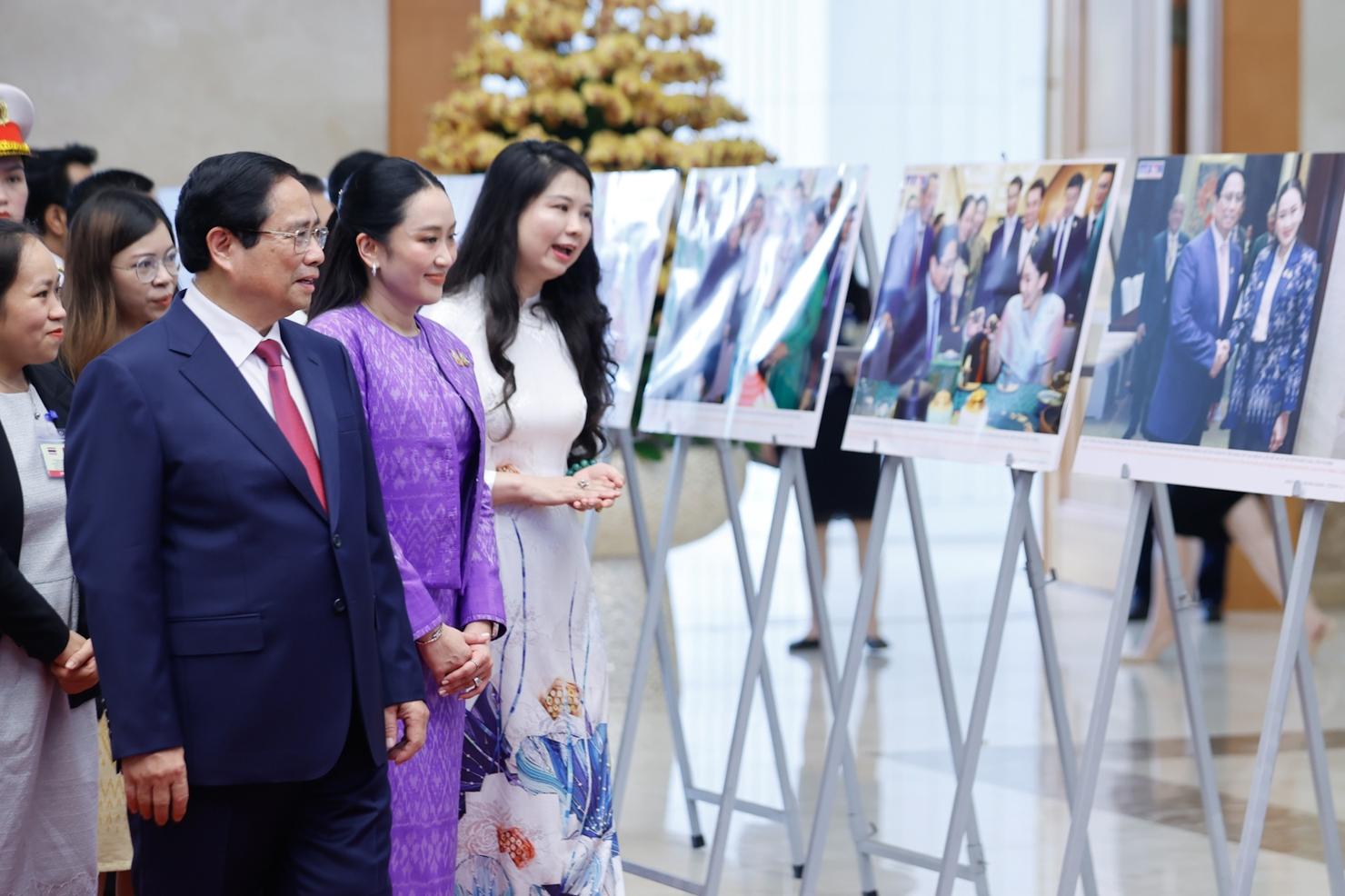 Thủ tướng Phạm Minh Chính và Thủ tướng Paetongtarn Shinawatra tham quan trưng bày ảnh về đất nước, con người và quan hệ tốt đẹp Việt Nam - Thái Lan. Ảnh: VGP/Nhật Bắc