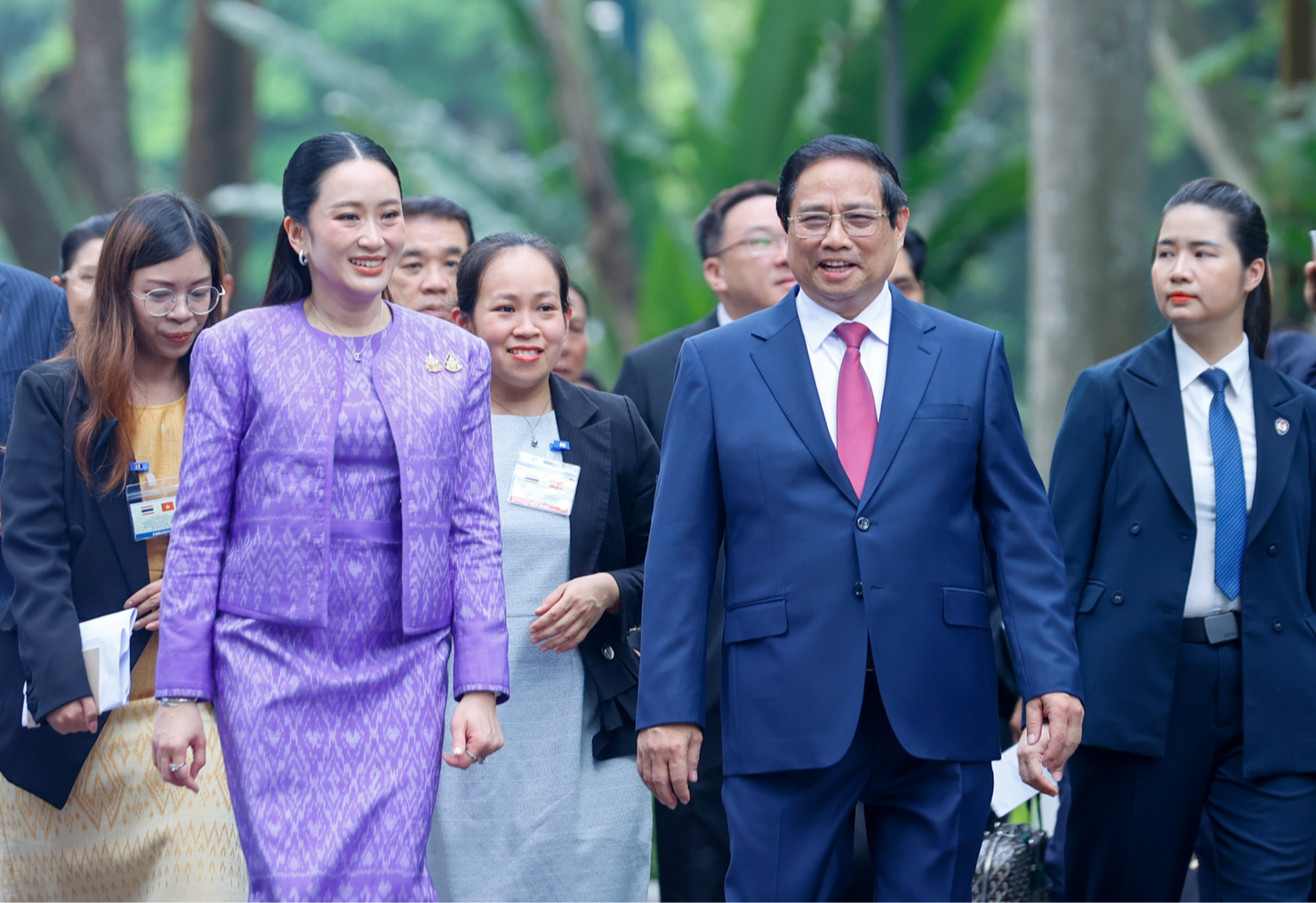 Sau Lễ đón, hai Thủ tướng di chuyển tới Trụ sở Chính phủ để tiến hành hội đàm. Ảnh: VGP/Nhật Bắc