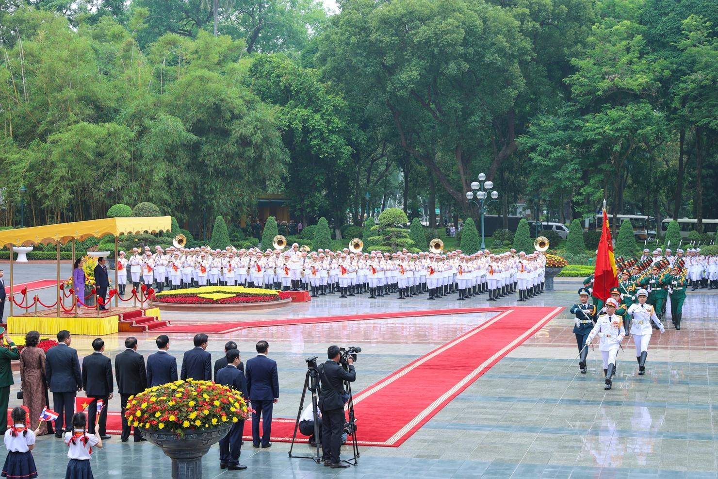 Khi hai nhà lãnh đạo bước lên bục danh dự, dưới Quốc kỳ hai nước, Quốc thiều Thái Lan và Việt Nam được cử lên. Ảnh: VGP/Nhật Bắc