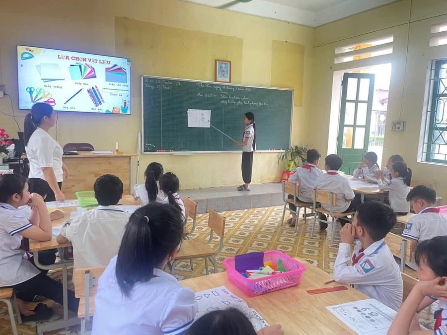 Học sinh trường Tiểu học &THCS Tân Thịnh, huyện Văn Chấn với giáo dục STEM.