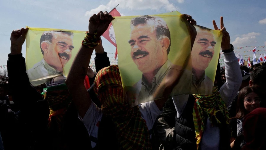 Những người biểu tình giơ cao bức ảnh thủ lĩnh PKK bị cầm tù Abdullah Ocalan trong một cuộc biểu tình ở Diyarbakir, Thổ Nhĩ Kỳ, vào đầu năm 2025.