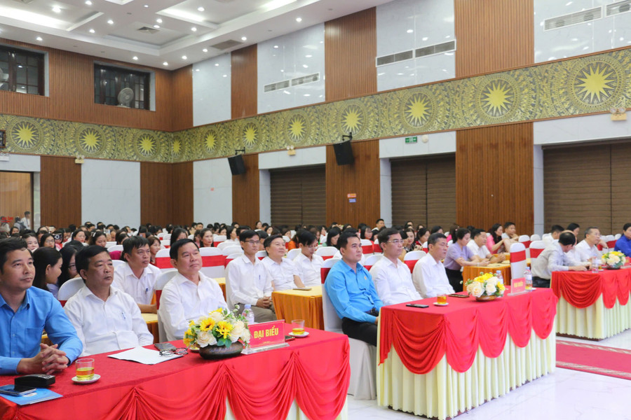 bieu-duong-nha-giao-lam-theo-loi-bac-2.jpg