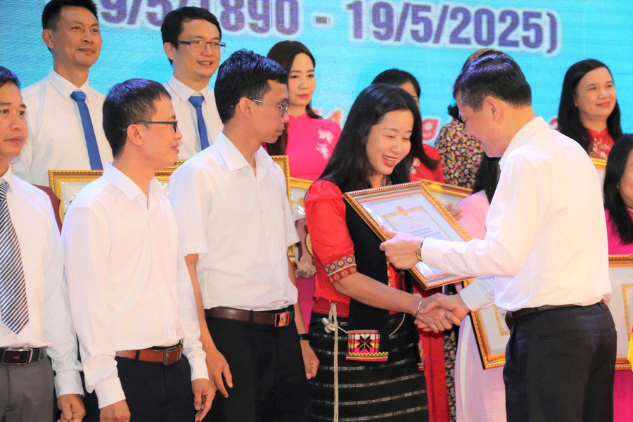 bieu-duong-nha-giao-lam-theo-loi-bac-5.jpg