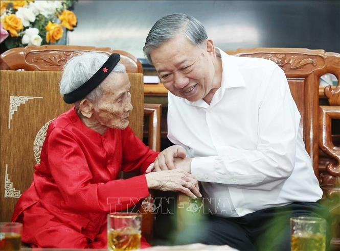 Tổng Bí thư Tô Lâm thăm hỏi Mẹ Việt Nam Anh hùng Lê Thị Sáu. (Ảnh: Thống Nhất/TTXVN)