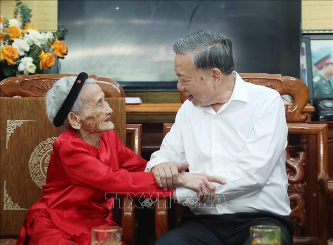 Tổng Bí thư Tô Lâm thăm hỏi Mẹ Việt Nam Anh hùng Lê Thị Sáu. (Ảnh: Thống Nhất/TTXVN)