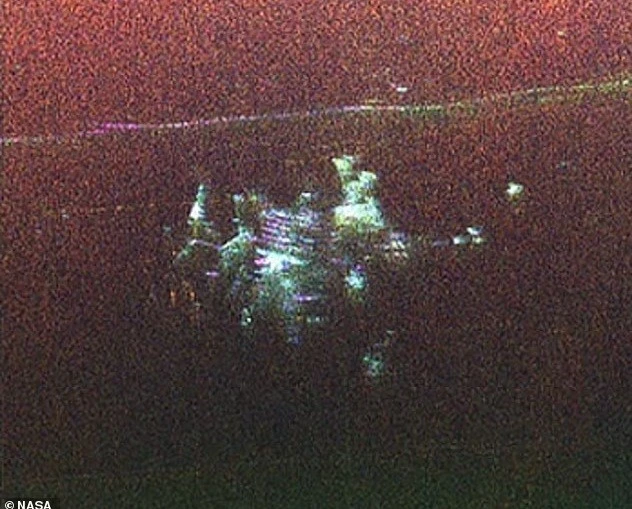 Nhà khoa học Chad Greene của NASA đã chụp được hình ảnh một căn cứ quân sự bị bỏ hoang của Hoa Kỳ ẩn dưới lớp băng của Greenland trong gần 60 năm.