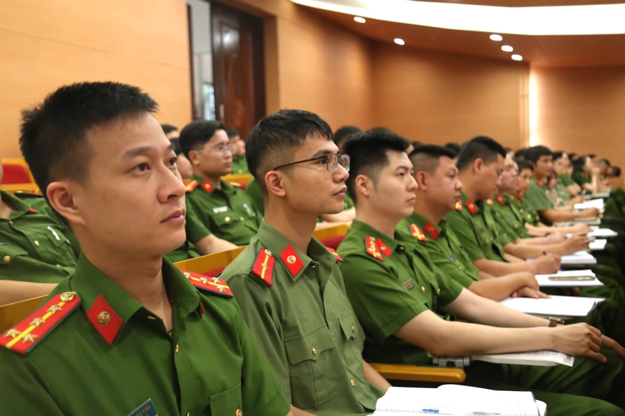 Đoàn viên, thanh niên Công an TP Hà Nội theo dõi các chuyên đề tại chương trình.