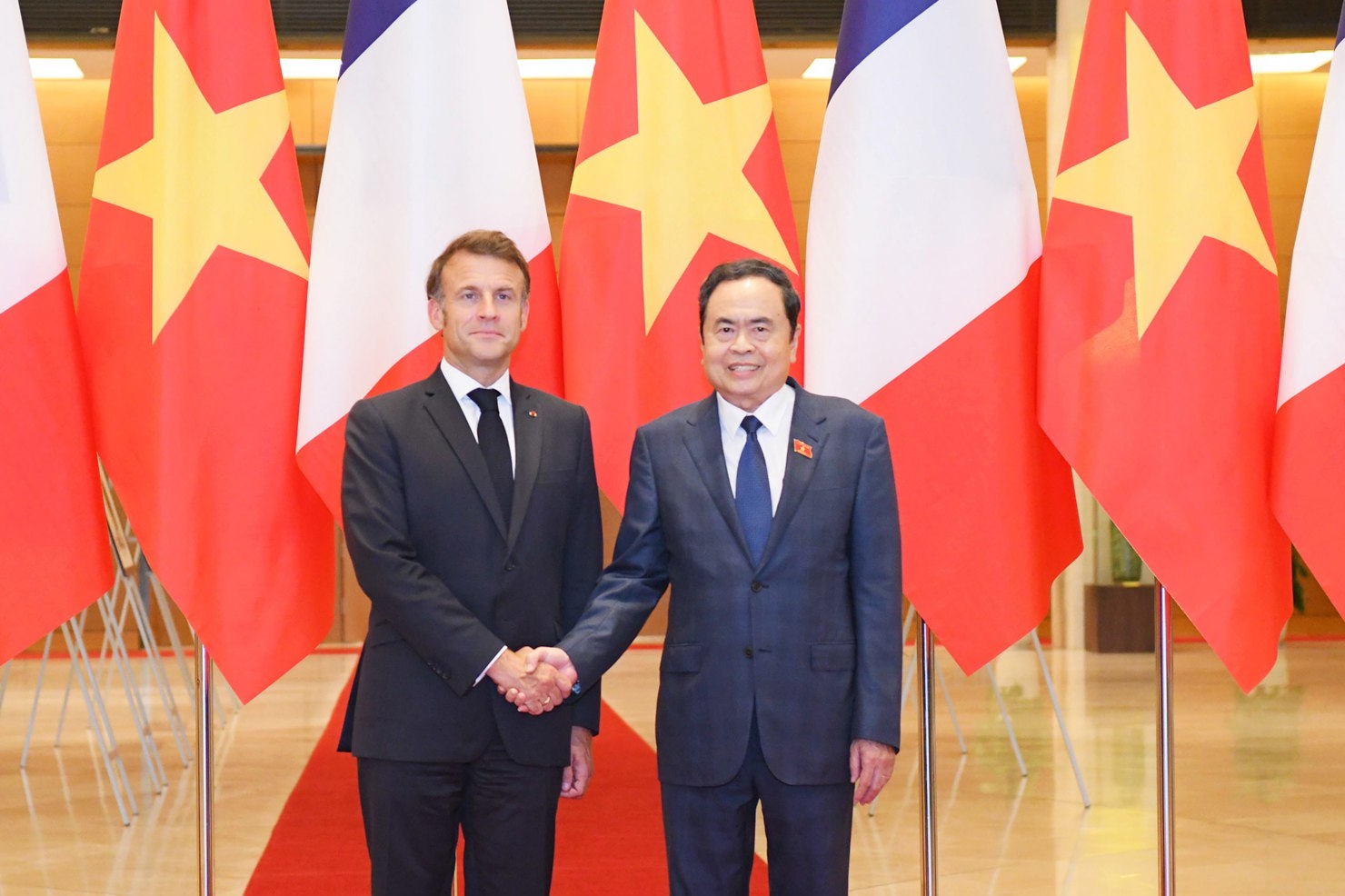 Chủ tịch Quốc hội Trần Thanh Mẫn và Tổng thống Cộng hòa Pháp Emmanuel Macron. Ảnh: Lâm Hiển