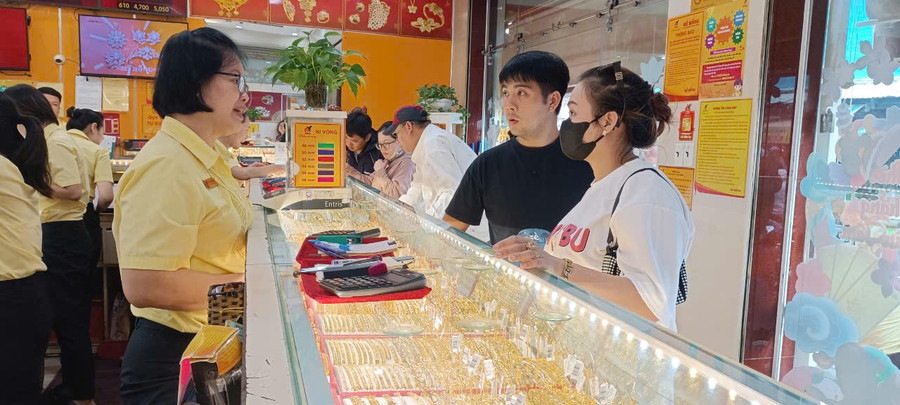 khach-mua-vang-tai-mi-hong-1.jpg