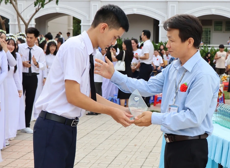 Lễ tri ân và trưởng thành của học sinh lớp 12 Trường THPT chuyên Hoàng Lê Kha (TP Tây Ninh, tỉnh Tây Ninh). Ảnh: INT