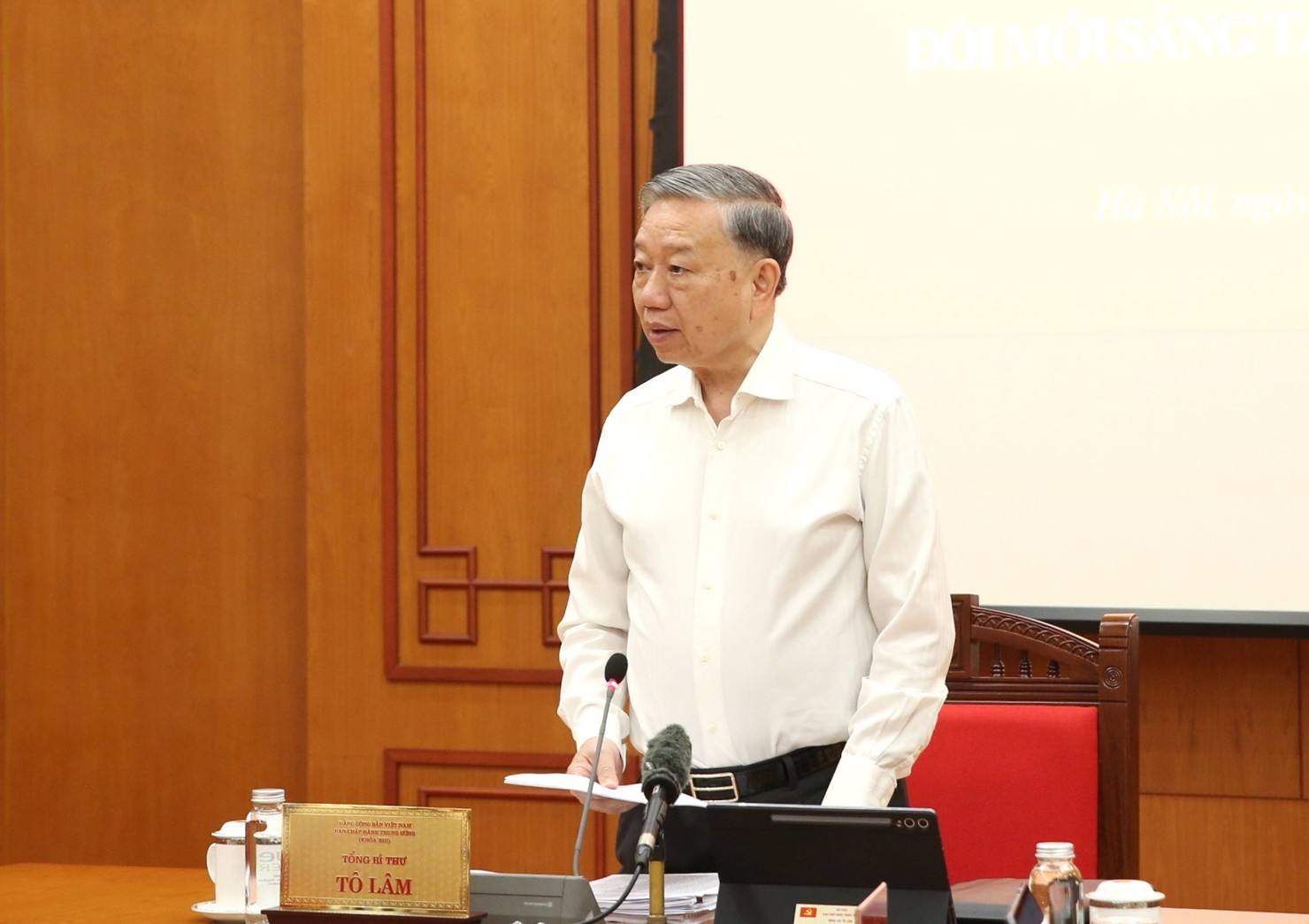 Tổng Bí thư Tô Lâm nêu rõ, Nghị quyết 57 không phải là khẩu hiệu chính trị, mà là chương trình hành động thực tế để Việt Nam cất cánh. Vì vậy, công việc triển khai phải được kiểm đếm thường xuyên; tồn tại hạn chế, điểm nghẽn phải được đánh giá, tháo gỡ kịp thời, không được chậm trễ - Ảnh: VGP/Nguyễn Hoàng.  