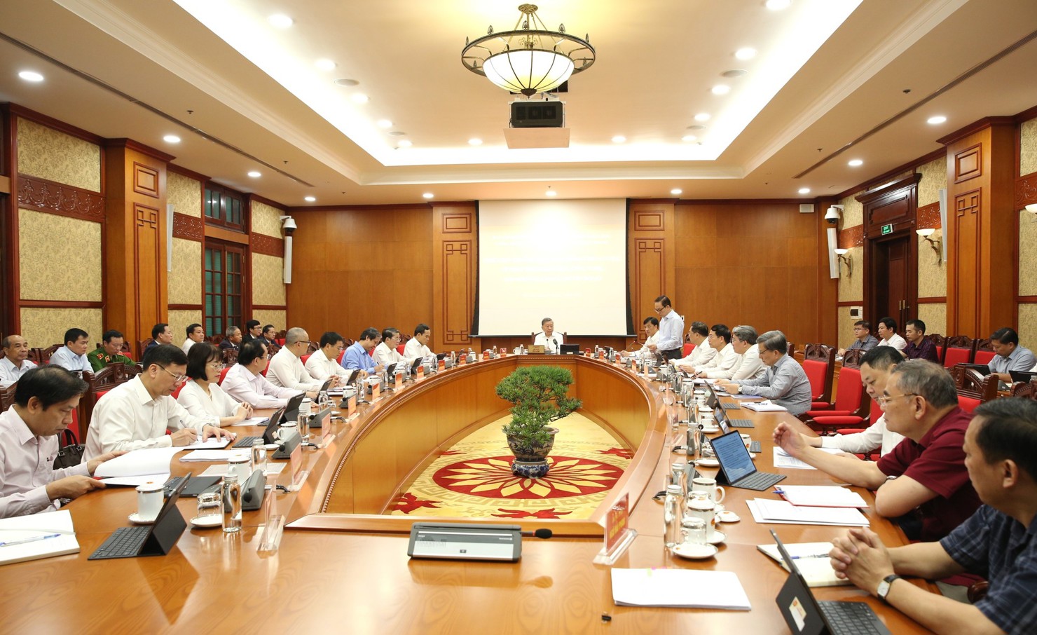 Tổng Bí thư yêu cầu tại cuộc họp này cần thẳng thắn đi vào những vấn đề tồn tại, hạn chế, những điểm nghẽn cần tập trung tháo gỡ - Ảnh: VGP/Nguyễn Hoàng.  