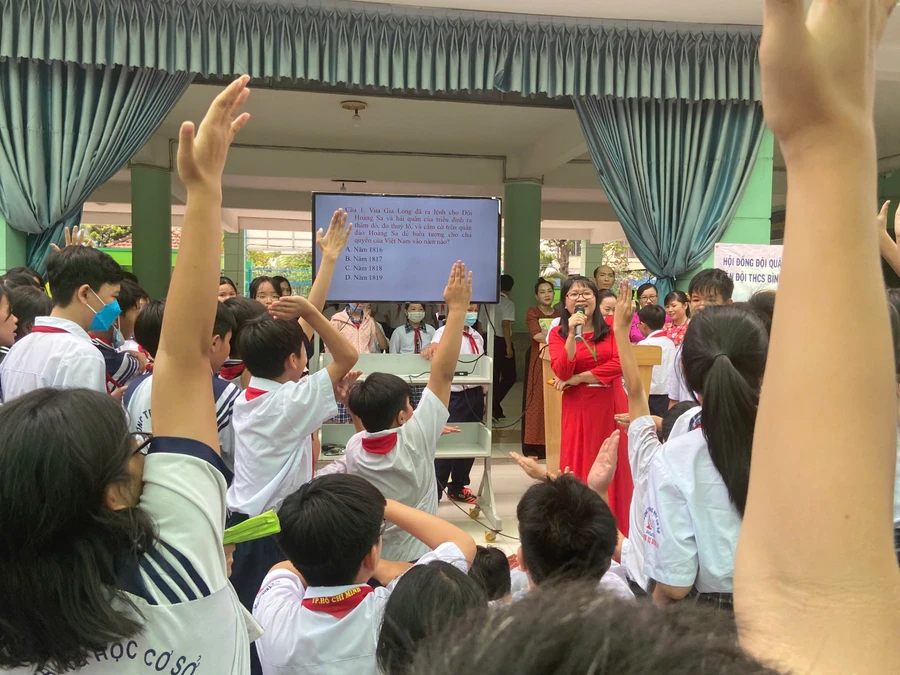 Cô Cao Thị Huế cùng học sinh Trường THCS Bình Trị Đông A.
