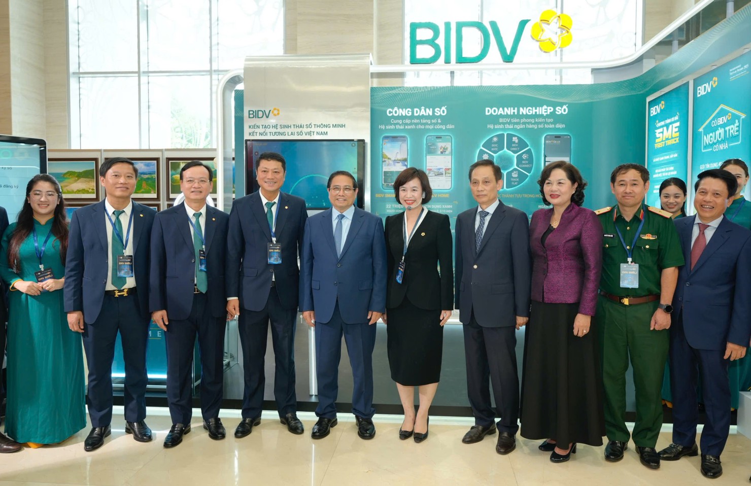 Thủ tướng Chính phủ Phạm Minh Chính, Chánh Văn phòng Trung ương Đảng Lê Hoài Trung, Thống đốc NHNN Nguyễn Thị Hồng và các đại biểu đến tham quan.