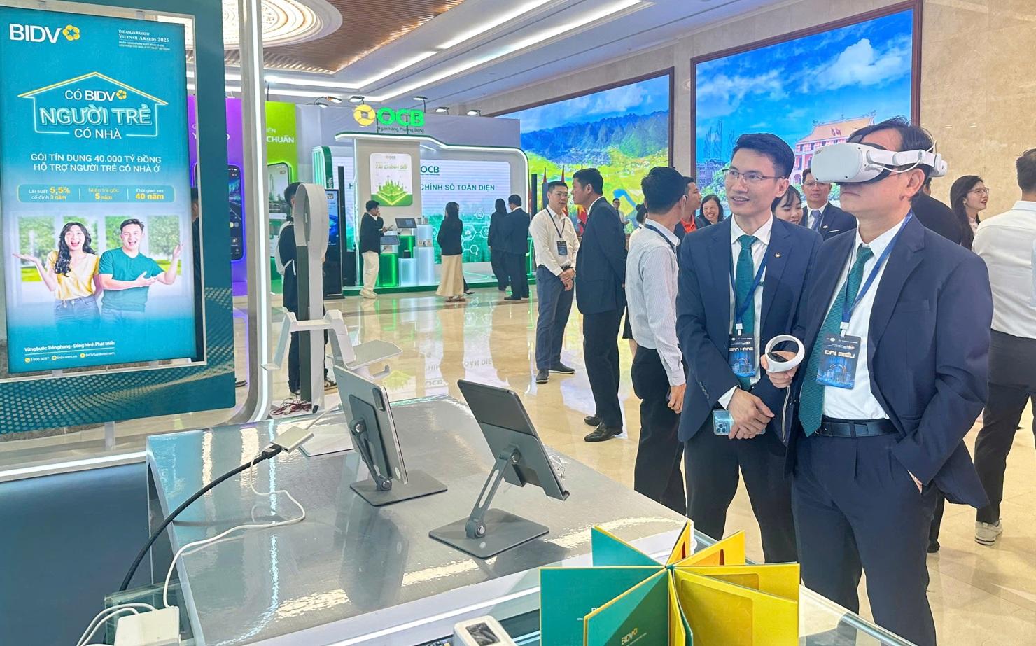 Đại biểu tham quan trải nghiệm sản phẩm số của BIDV