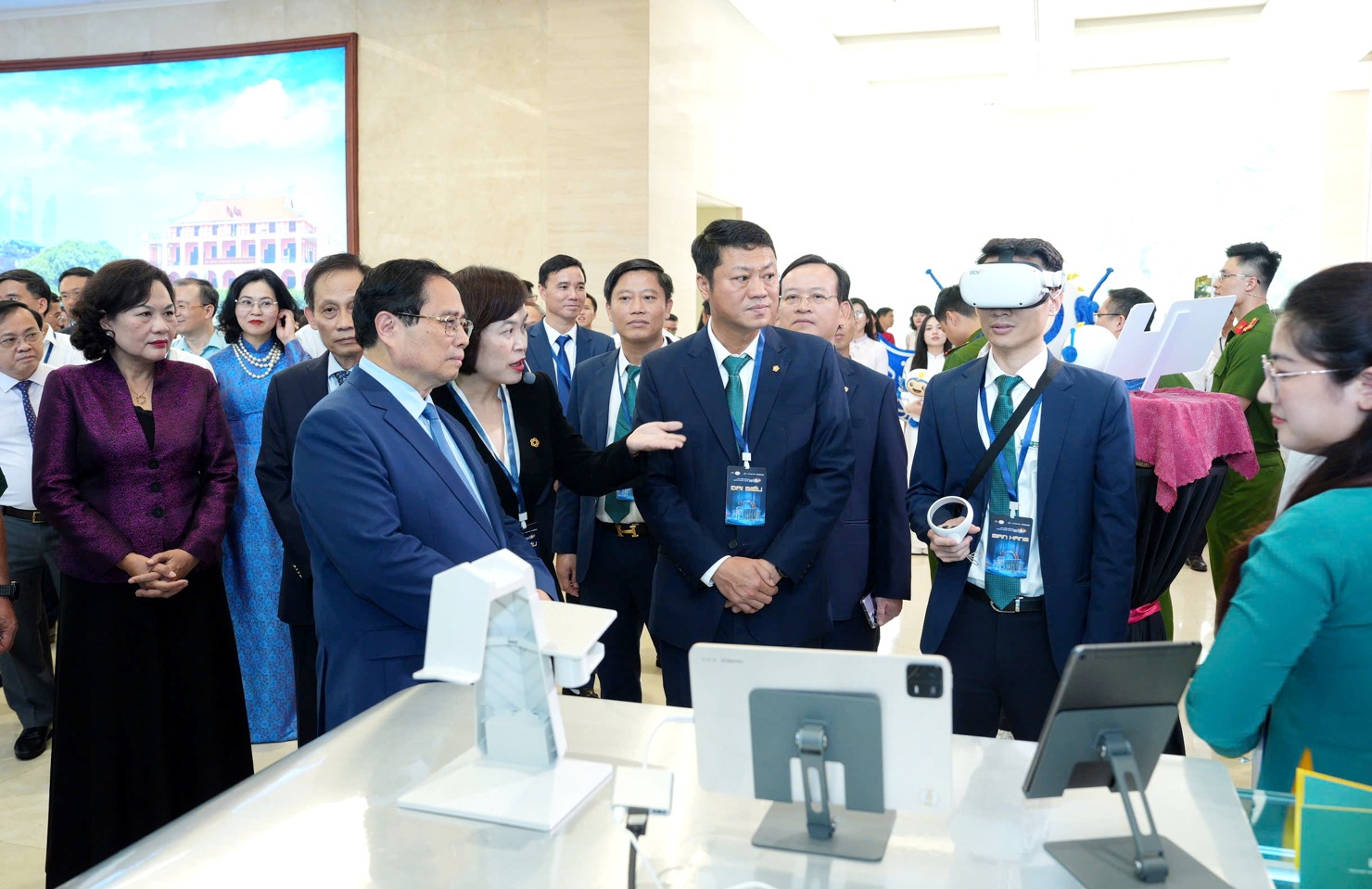 Đại diện BIDV trình bày với Thủ tướng Chính phủ Phạm Minh Chính.