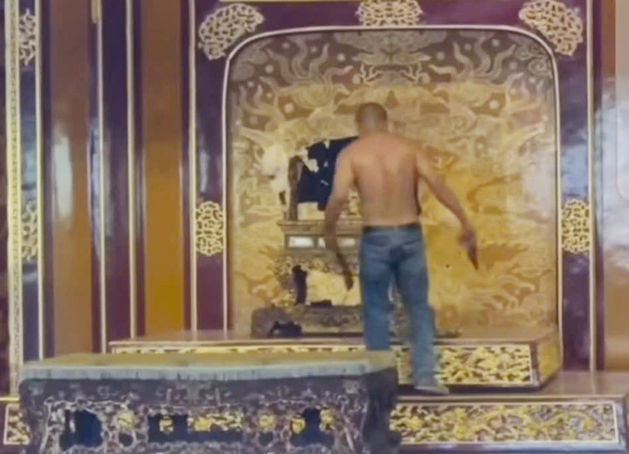 Hình ảnh người đàn ông khi phá hoại Ngai vàng tại Điện Thái Hòa. z6636270705502-1b836a6c52f2635bb7add0876c3bde81.jpg