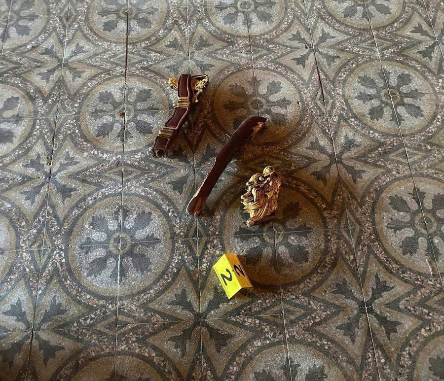 Những phần bị gãy ở Ngai vàng do ông Hồ Văn Phương Tâm gây ra. z6636306026767-89133d880bf0176b10dfcf2c957fb300.jpg