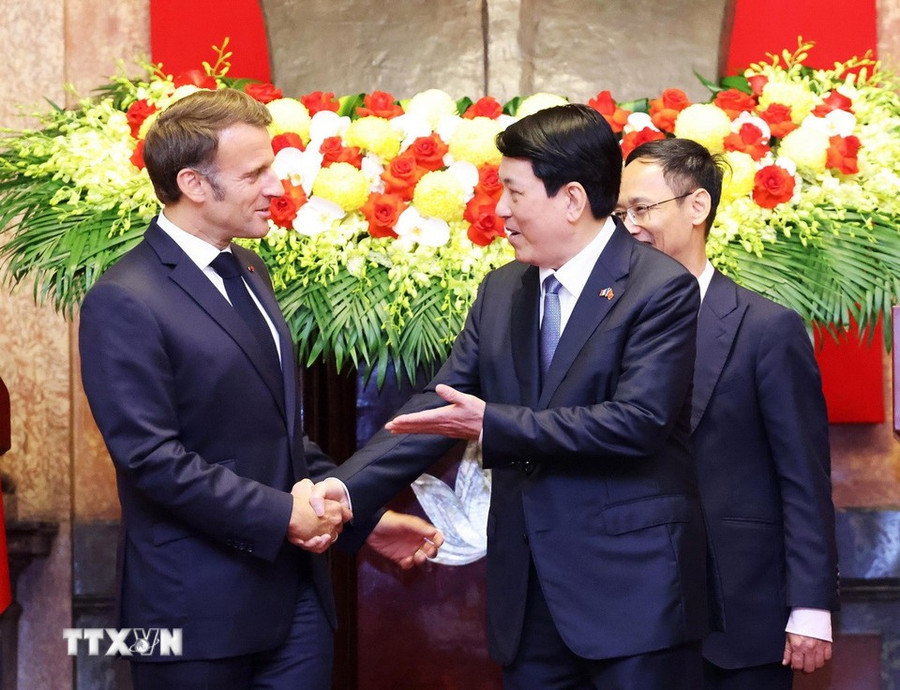 Chủ tịch nước Lương Cường và Tổng thống Pháp Emmanuel Macron tại buổi gặp gỡ báo chí. Ảnh: Lâm Khánh/TTXVN. 273.jpg