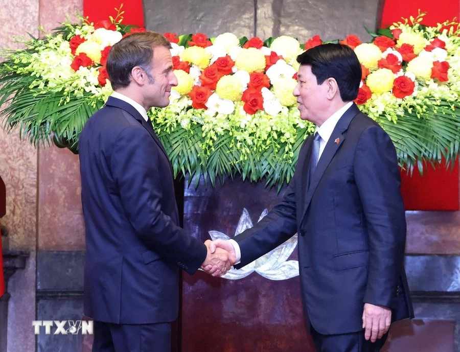 Chủ tịch nước Lương Cường và Tổng thống Pháp Emmanuel Macron tại buổi gặp gỡ báo chí. Ảnh: Lâm Khánh/TTXVN.