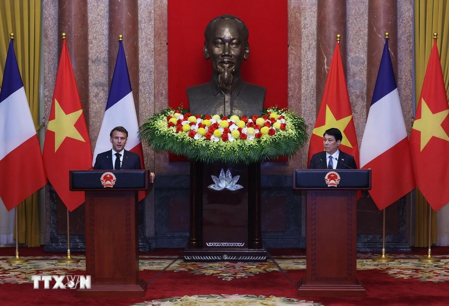 Chủ tịch nước Lương Cường và Tổng thống Pháp Emmanuel Macron tại buổi gặp gỡ báo chí. Ảnh: Lâm Khánh/TTXVN. 274-1171.jpg