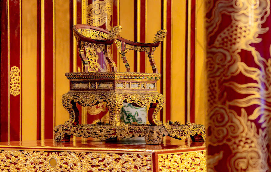 Ngai vàng từng chứng kiến lễ đăng quang của các hoàng đế triều Nguyễn, lúc chưa bị phá hoại. (Ảnh: Đình Hoàng) z6636328054003-1c7a8ab488a48cf2421d294dc8d142cd.jpg