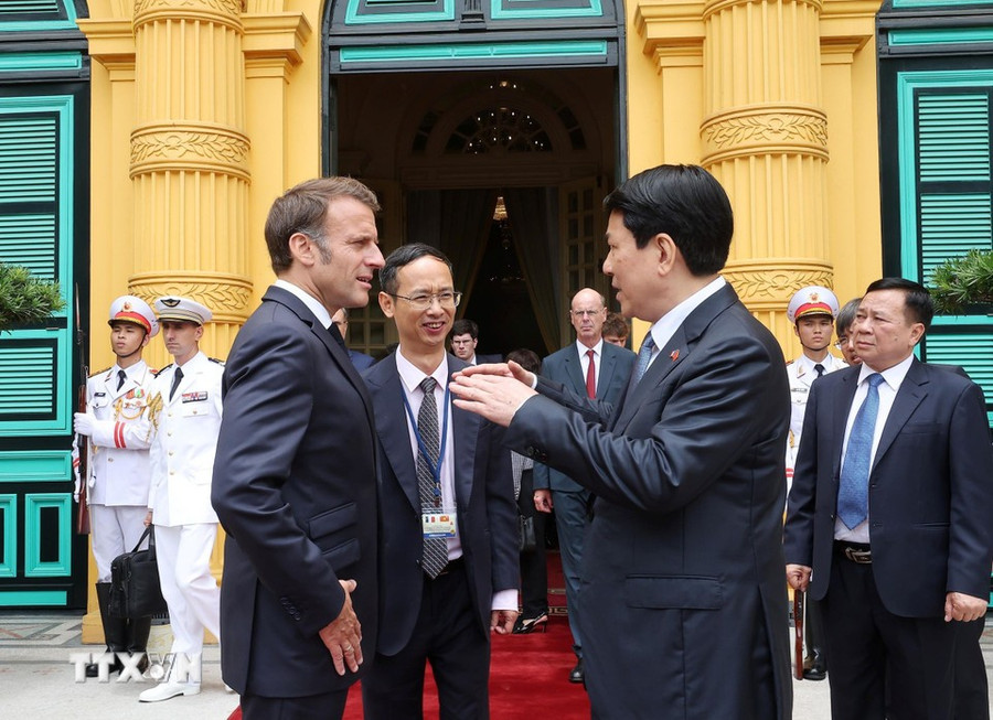 Chủ tịch nước Lương Cường tiễn Tổng thống Pháp Emmanuel Macron sau khi kết thúc hội đàm, chứng kiến trao đổi văn kiện hợp tác và gặp gỡ báo chí. Ảnh: Lâm Khánh/TTXVN. 279.jpg