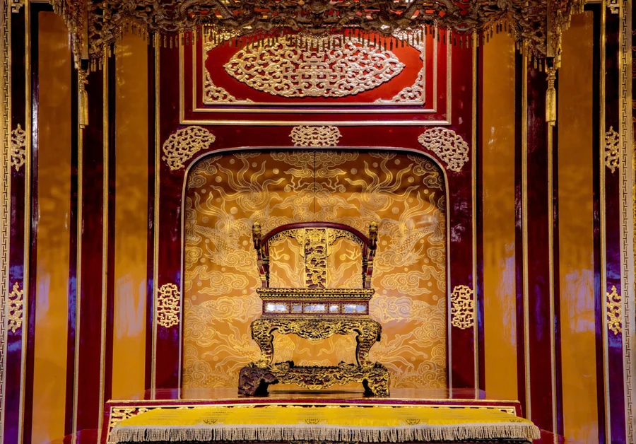 Ngai vua triều Nguyễn - Bảo vật quốc gia đặt tại Điện Thái Hòa, Đại Nội Huế bị người đàn ông xông vào phá hoại ngày 24/5/2025. (Ảnh: Đình Hoàng, chụp năm 2024).