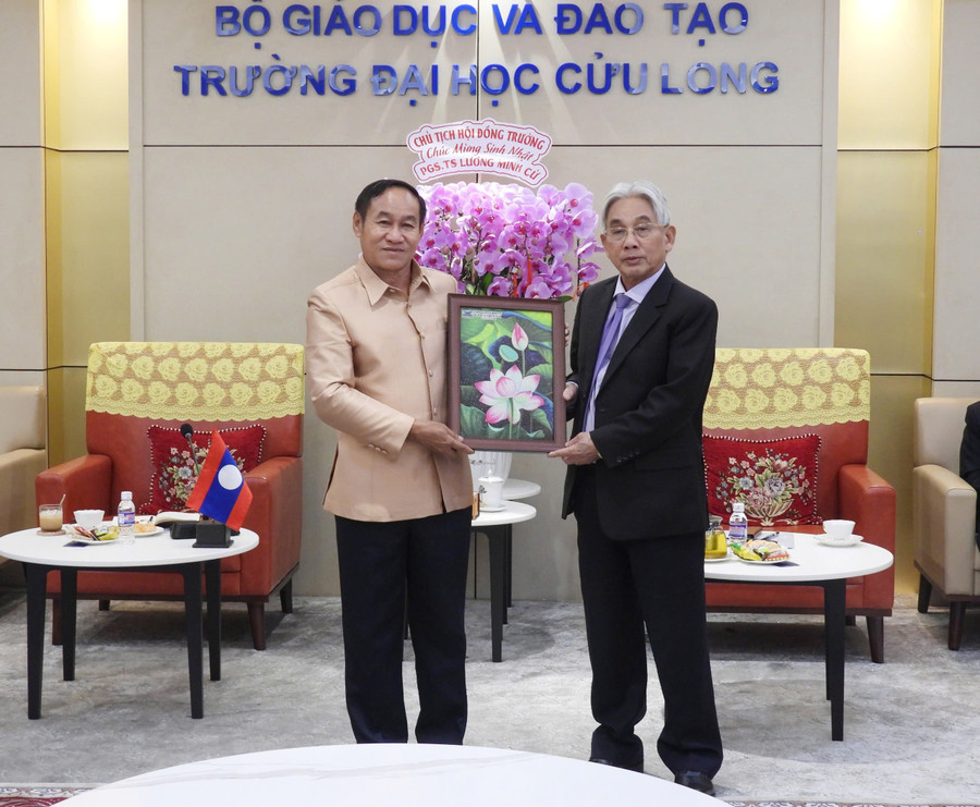 truong-dhcl-hop-tac-lao-3.jpg
