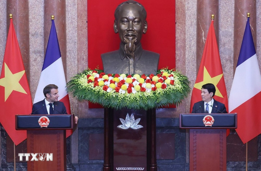 Chủ tịch nước Lương Cường và Tổng thống Pháp Emmanuel Macron tại buổi gặp gỡ báo chí. Ảnh: Lâm Khánh/TTXVN. 276-9026.jpg